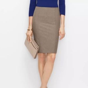 Ann Taylor size 4 pencil skirt in taupe / stone